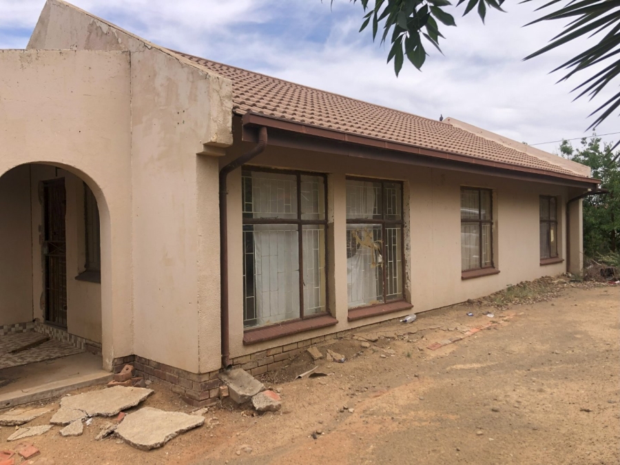 3 Bedroom Property for Sale in Molifi Tau Kloof Free State